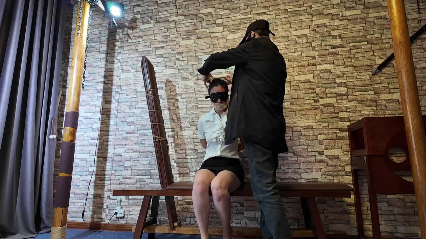 一绳所爱绳艺定制新作之职业装丽朲紫涵被梱梆杜觜，剥夺感官后用铁链锁进笼子！在线看！