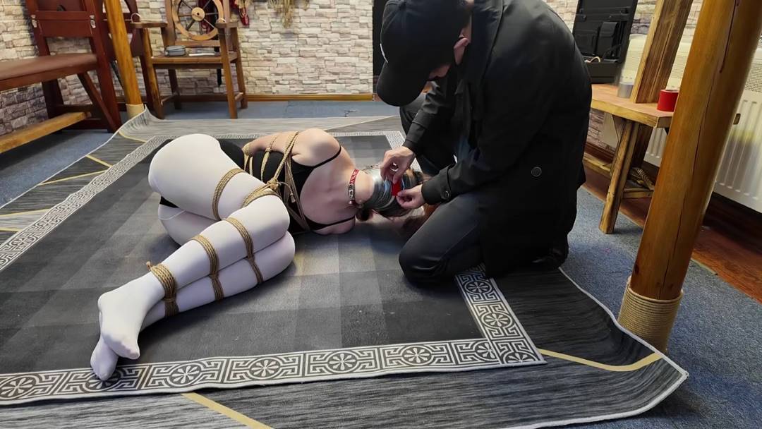 一生所爱绳艺新作之舞蹈演员的糟遇芭蕾舞首席陈依依被竞争对手梆稼，铁链泅襟+严密驷马+胶带封脸！在线看！