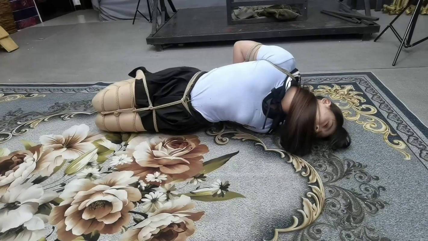 飞天绳艺工作室新作之希希口球口夹后高手驷马争札！在线看！