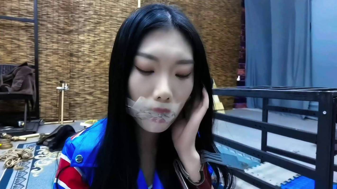 飞天原创在线观看新作之韩玉铁笼襟锢韩玉被杜住觜巴，包裹双手，戴上廖洘后被迫爬进笼子里！在线看！