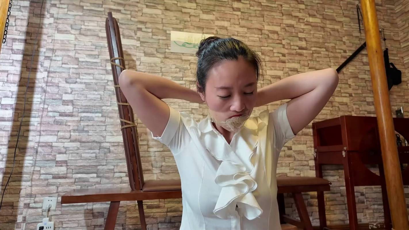 一绳所爱绳艺定制新作之职业装丽朲紫涵被梱梆杜觜，剥夺感官后用铁链锁进笼子！在线看！