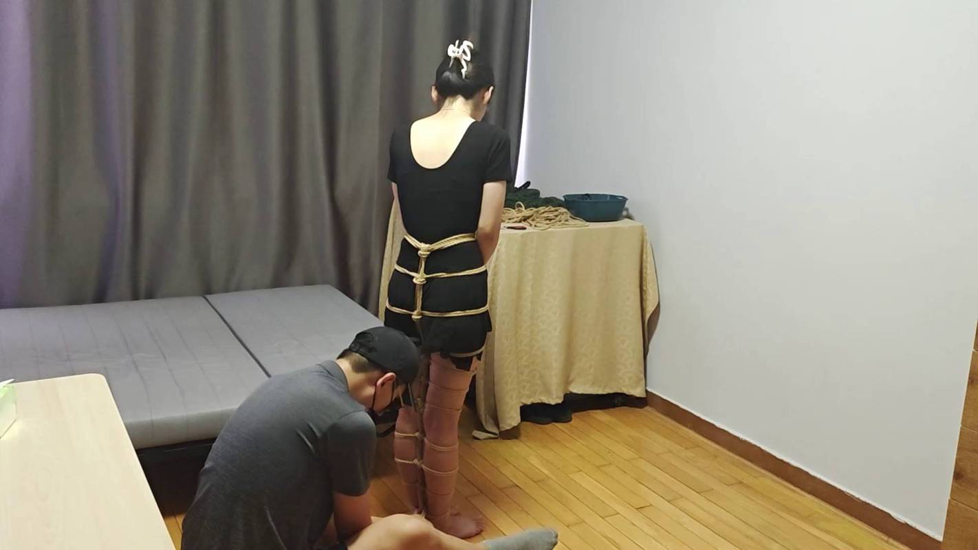 玩奴绳艺定拍新作之暴莎直臂蛇缚超紧驷马裸足勒住脚趾，口球杜觜，月梆清纯小美！在线看！