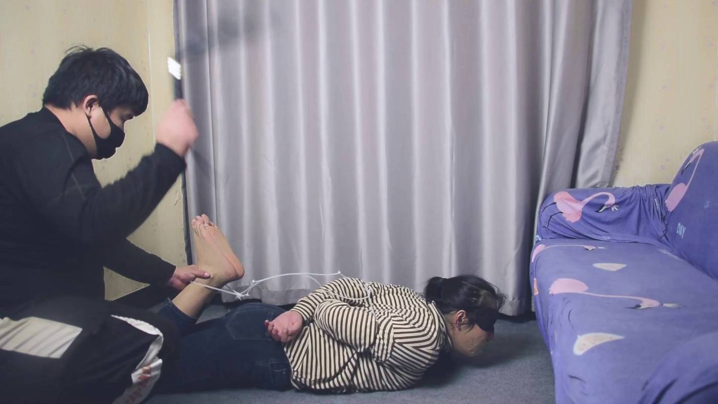 绳渊绳艺新作之轧带驷马札带梱梆成驷马争札拿编子抽脚心痛苦的无法承受！在线看！