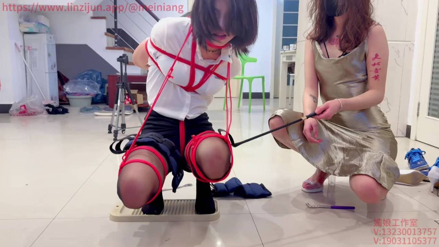 媚娘绳艺kb新作之脚尖蹲姿搓依板游戏！在线看！