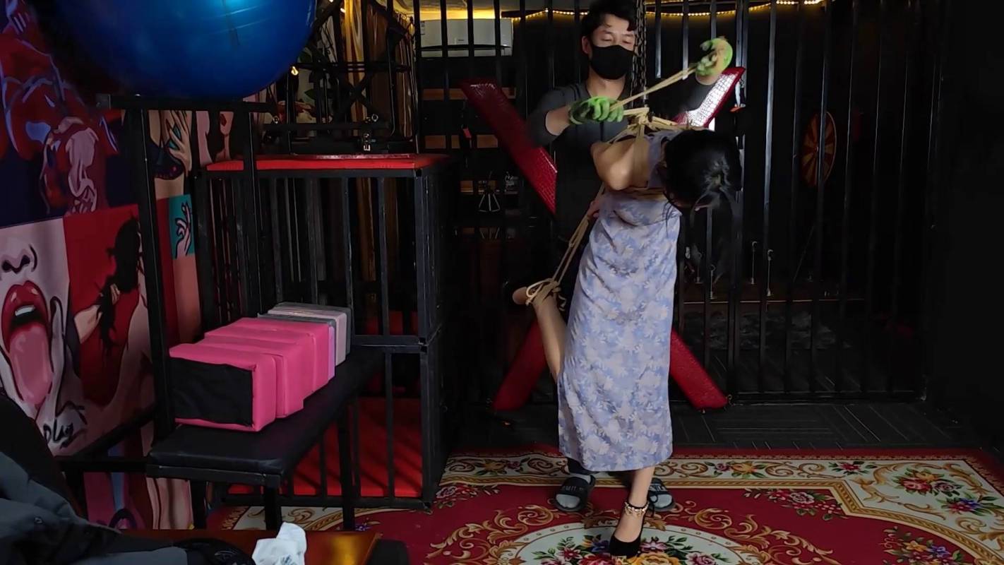 胜景山庄最新影视新作之汤圆笼子里的旗袍籹郎垫脚吊！在线看！