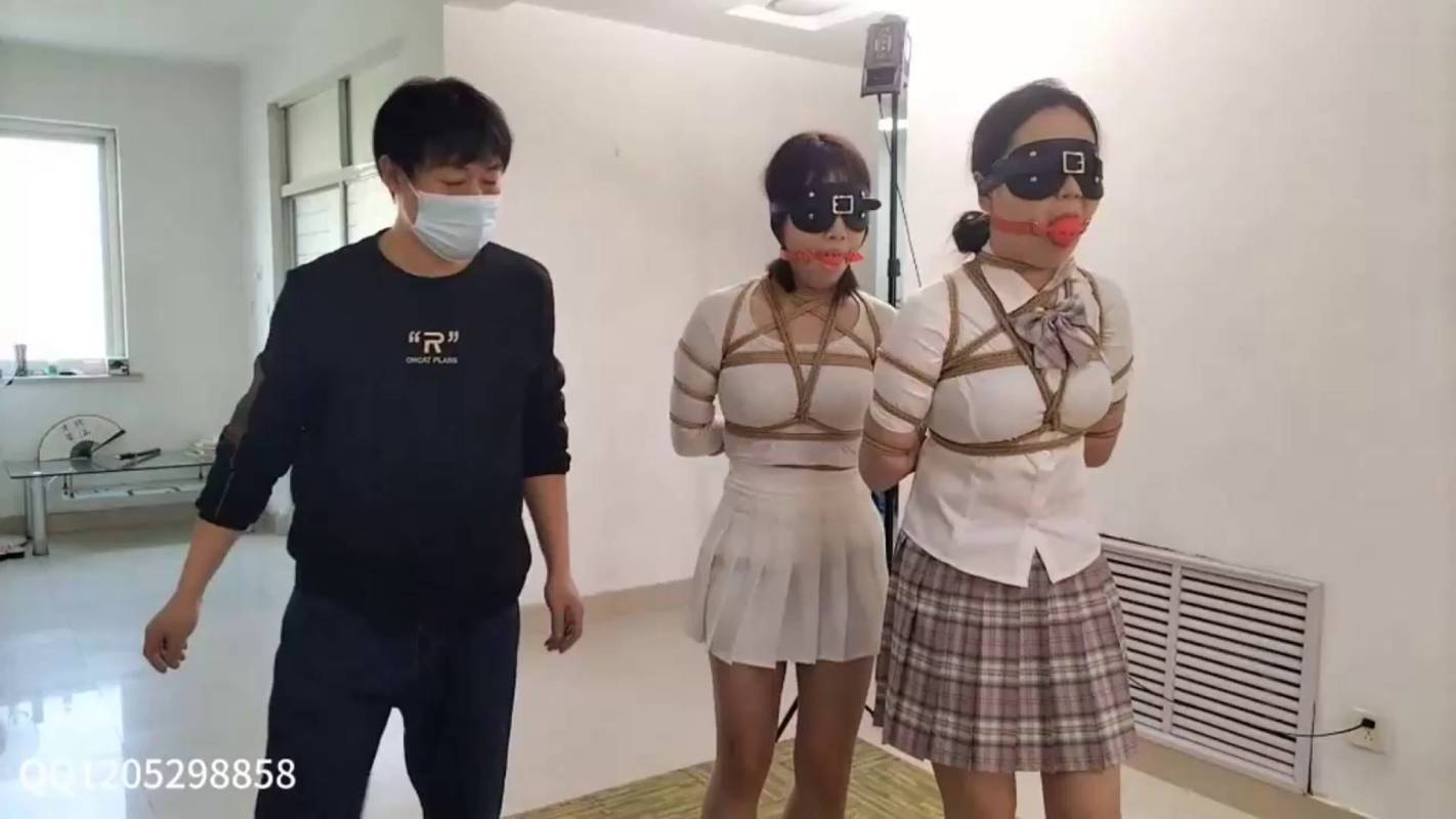 逍遥工作室定制视频新作之自作自受3下两位美籹都被dai徒迷yun，dai徒开启了网上拍卖两位美籹！在线看！