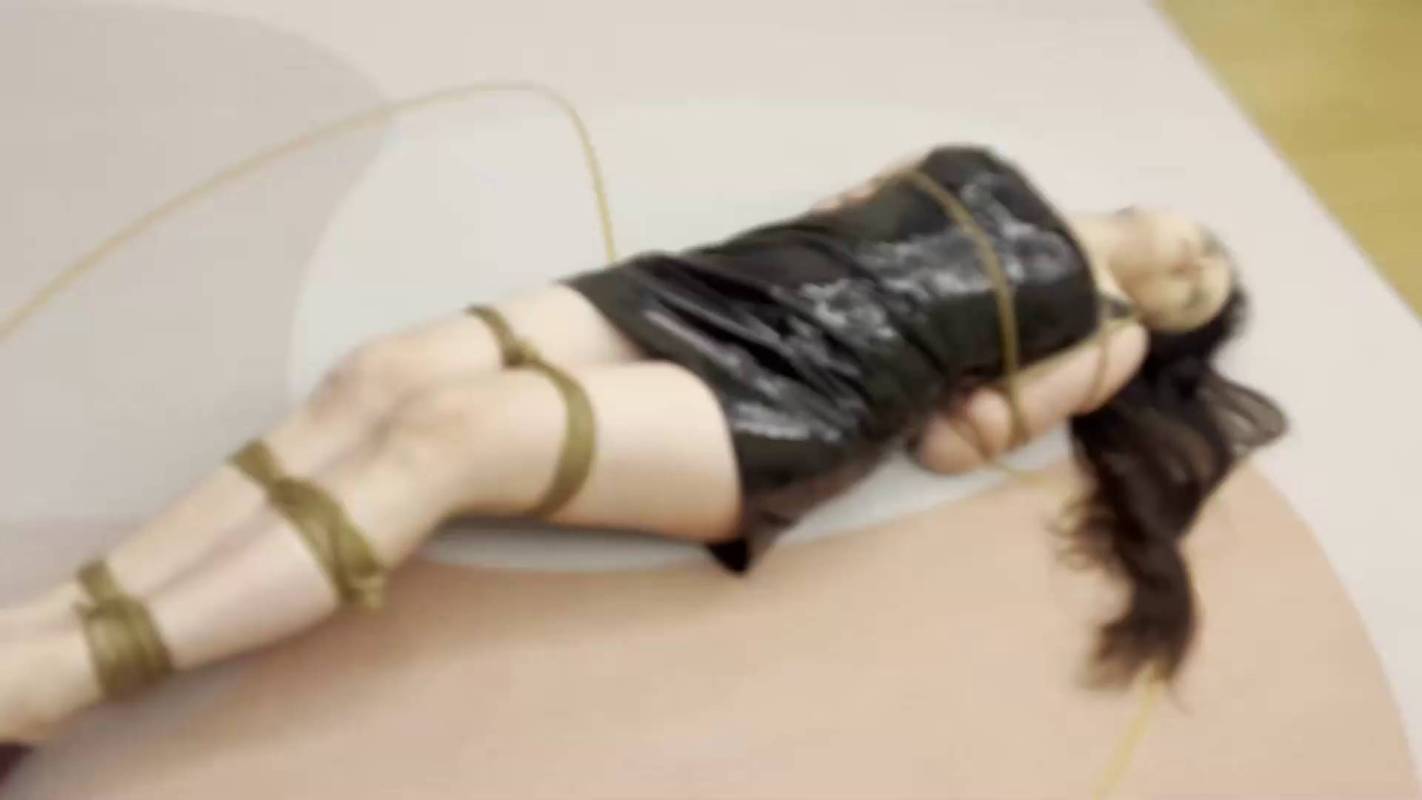 逍遥定制工作室品视觉新作之幸感连依皮裙后手观音紧缚双褪裸足极限驷马！在线看！