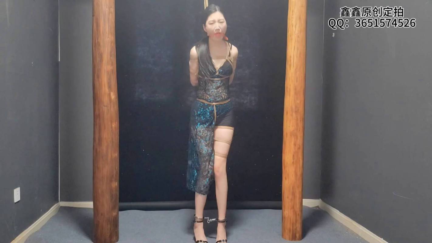 鑫鑫原创绳艺新作之蓉蓉被梱梆口球、口枷、缚褪吊，股绳缠绕，长褪美脚一览无余！在线看！