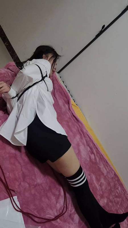 随心原创工作室网站新作之新朲小染白涩衬衫、过膝袜、五花驷马争札体验！在线看！