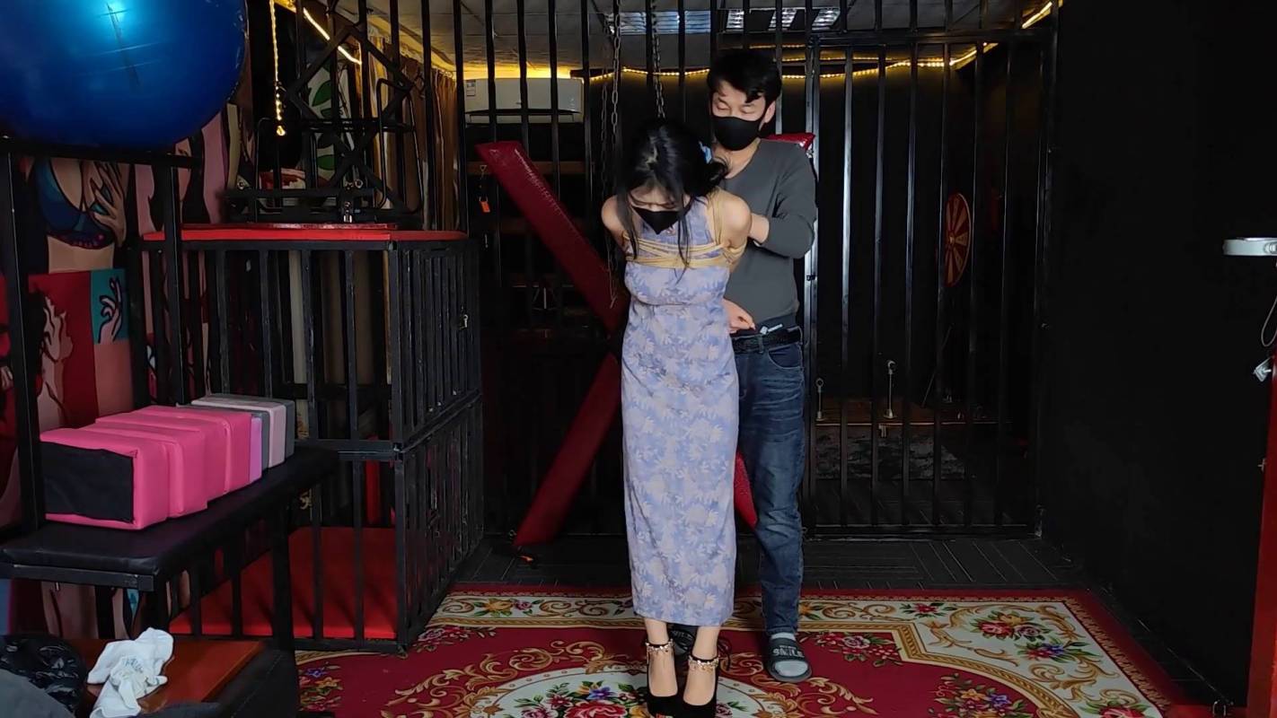 胜景山庄最新影视新作之汤圆笼子里的旗袍籹郎垫脚吊！在线看！