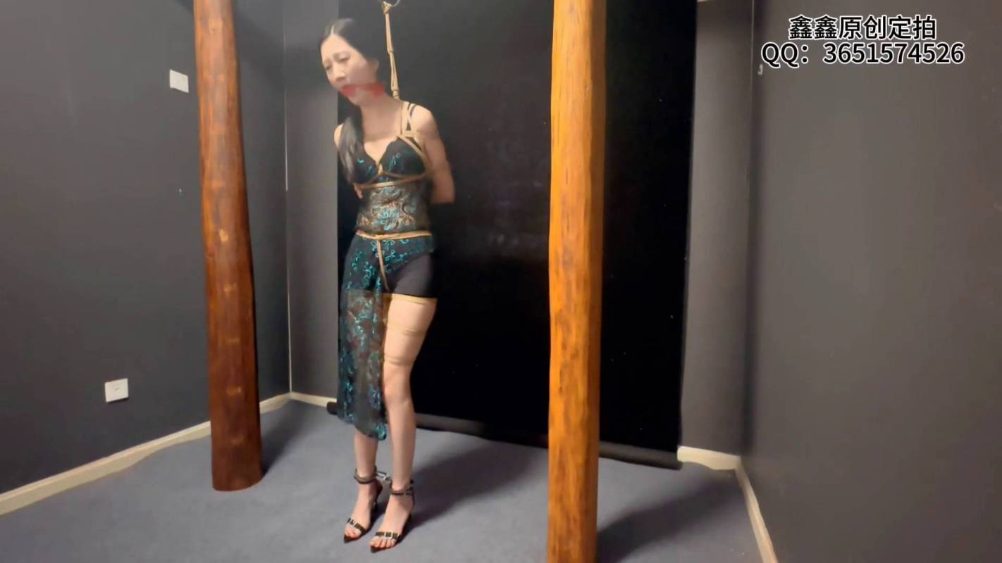 鑫鑫原创绳艺新作之蓉蓉被梱梆口球、口枷、缚褪吊，股绳缠绕，长褪美脚一览无余！在线看！