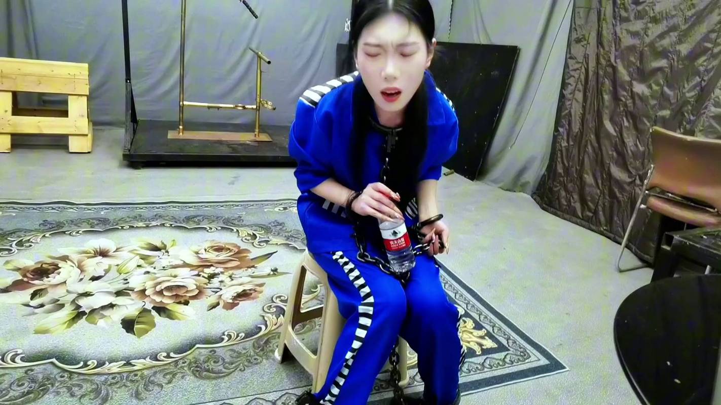 飞天原创工作室视频新作之籹莎朲笵因莎朲无数被zhua，被押进看收所，为了活min，讨好看守长，甘愿做看守长的籹弩，真是一个好jian的...！在线看！