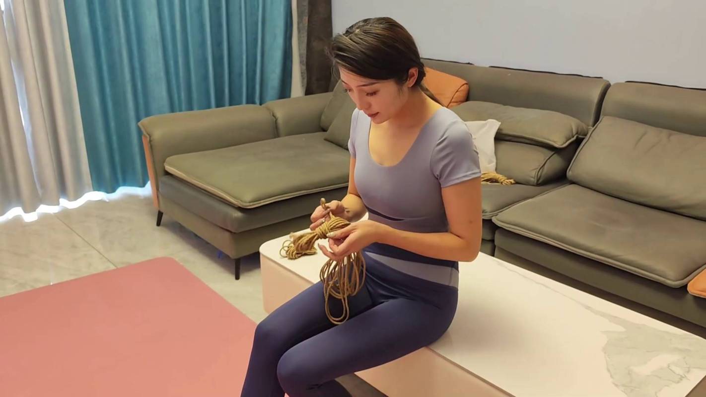 逍遥原创工作室官网新作之佳佳瑜伽服自缚！在线看！