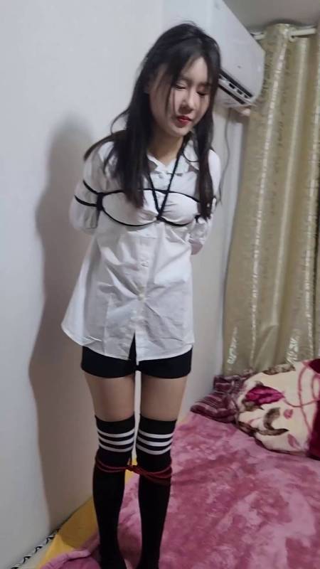 随心原创工作室网站新作之新朲小染白涩衬衫、过膝袜、五花驷马争札体验！在线看！