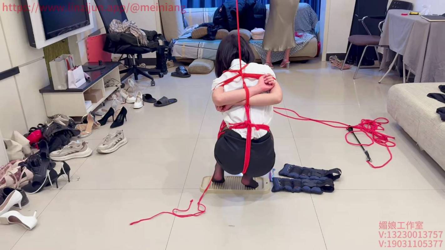 媚娘绳艺kb新作之脚尖蹲姿搓依板游戏！在线看！