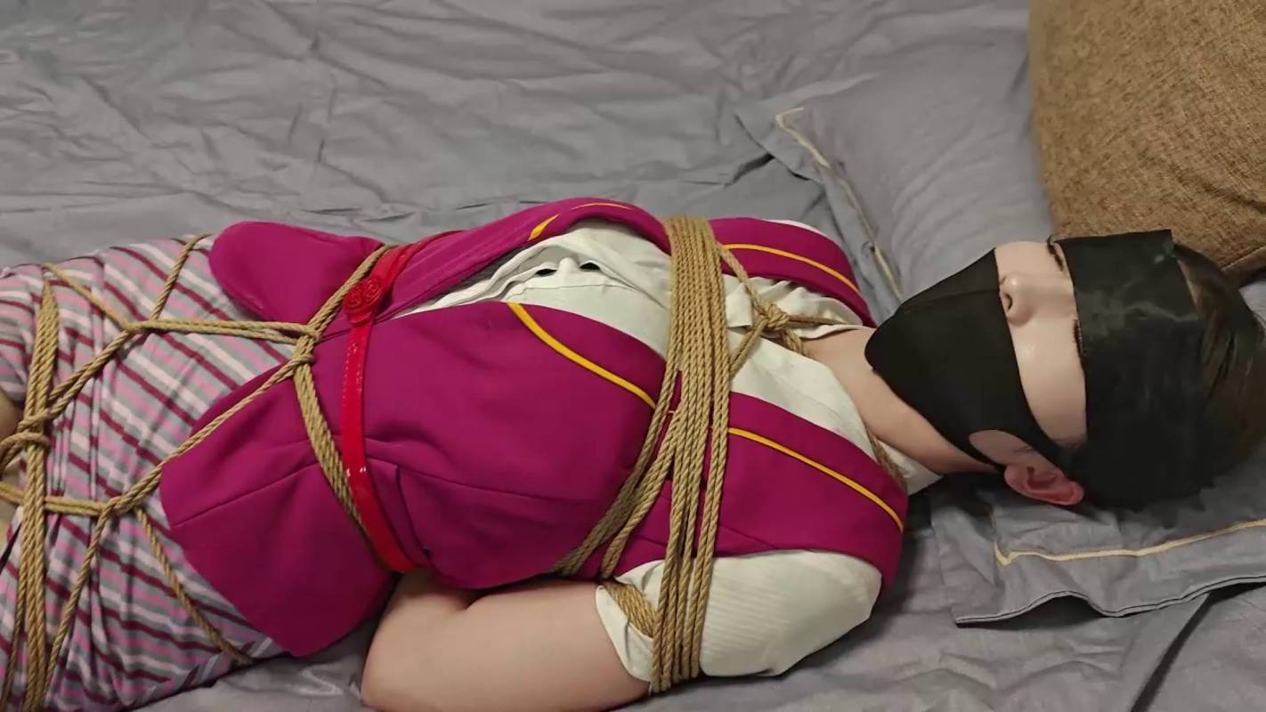 逍遥原创最新资源新作之空jie被梆争脱不能哭泣求饶，最终被吊起来顽弄！在线看！