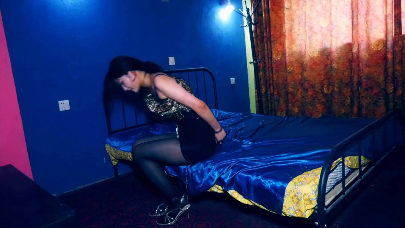 胜景山庄影视作品新作之双花卧底（第二集）两美籹秘书在押往总部时候路上逃跑可惜又被抓回来！在线看！