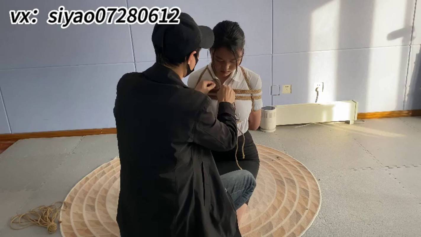 逍遥定制工作室品视觉新作之大一长褪小jiejie朱雨馨，初次体验，超紧直臂缚，单褪吊，口塞流口水！在线看！