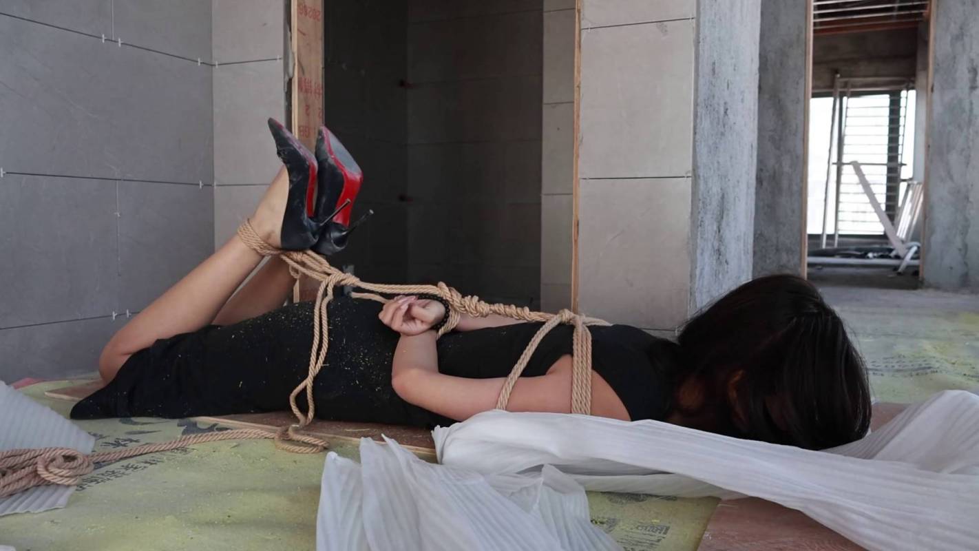 逍遥紧缚新作之工地遇险（2）小柔驷马被梆水泥地，浑身脏兮兮，dai徒顽弄脚心，抽打，绝望的哭喊！在线看！