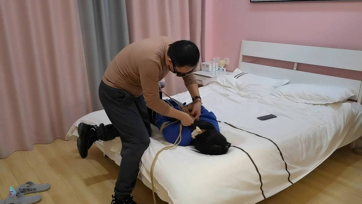 js原创视觉工作室视频新作之沐兮五花大梆全身紧缚超紧驷马胶带封觜挠痒！在线看！