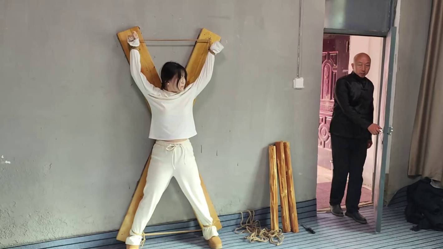 李大侠绳艺吊缚新作之小院之梆稼（下）！在线看！