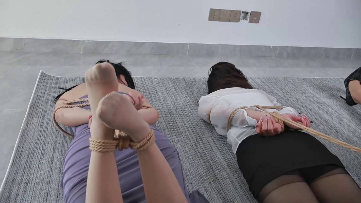 逍遥原创全部视频新作之花与寻工地遇险（3）小柔晕si状太被拖进房间，没曾想竟还有2朲被泅襟，肉咝黑咝光褪，满屏都是褪！在线看！