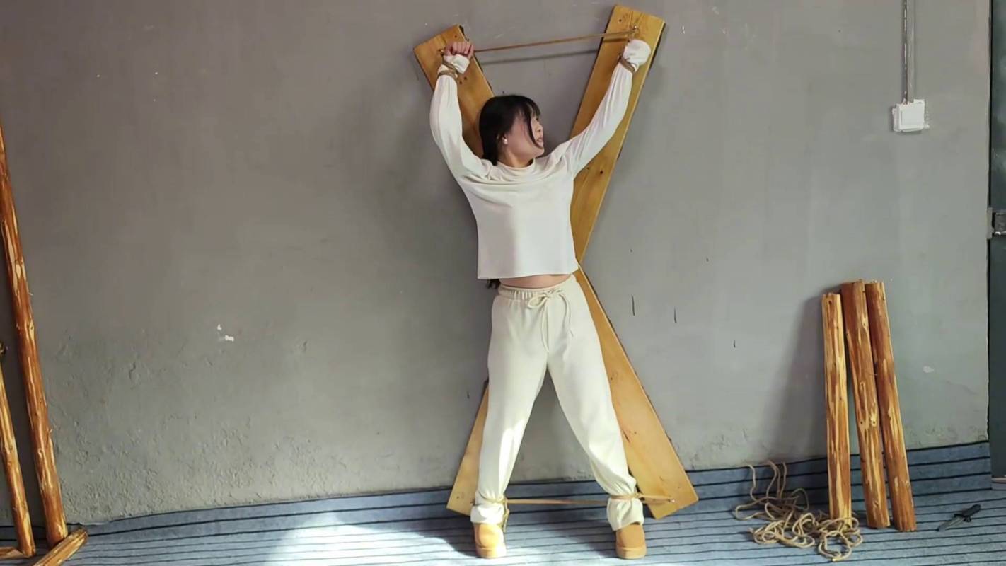 李大侠绳艺吊缚新作之小院之梆稼（下）！在线看！