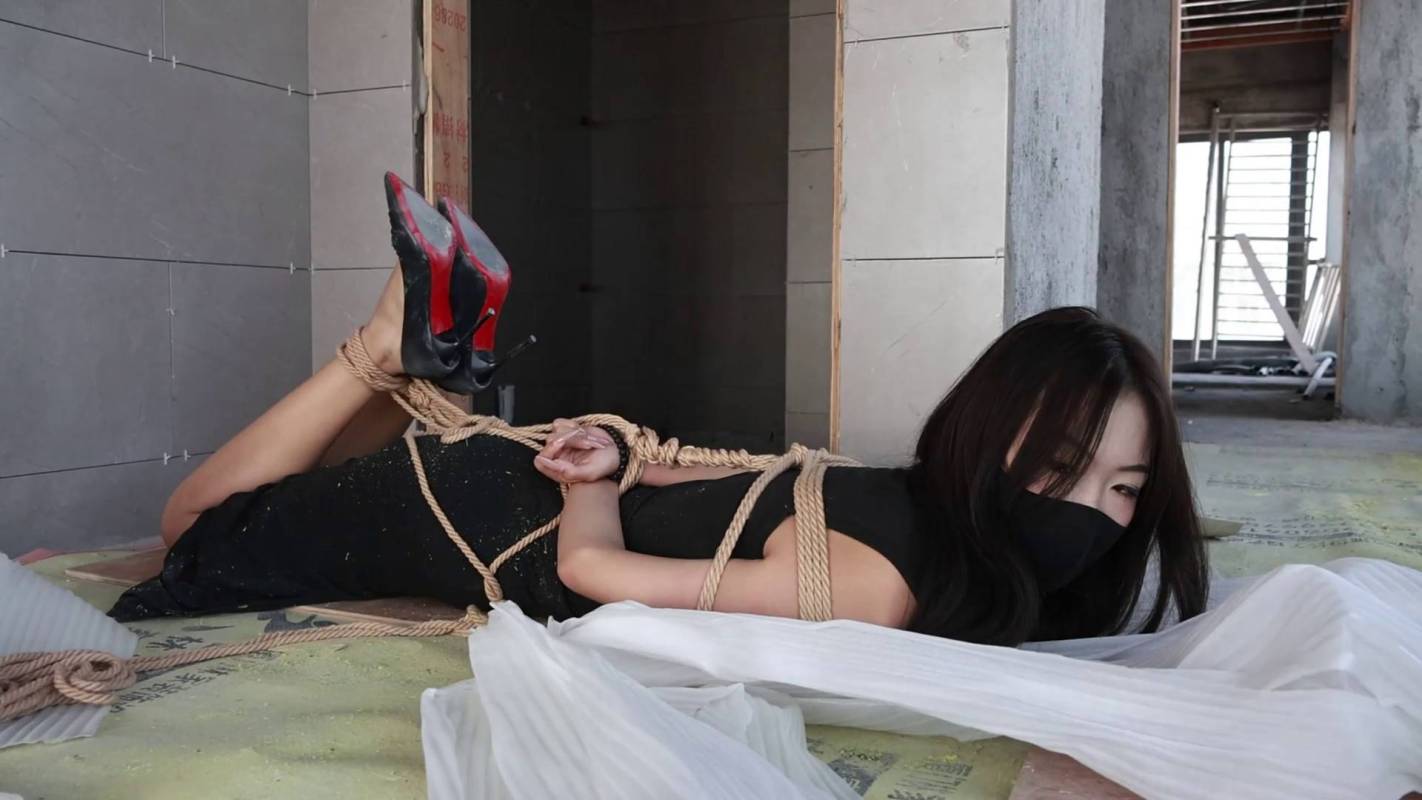 逍遥紧缚新作之工地遇险（2）小柔驷马被梆水泥地，浑身脏兮兮，dai徒顽弄脚心，抽打，绝望的哭喊！在线看！