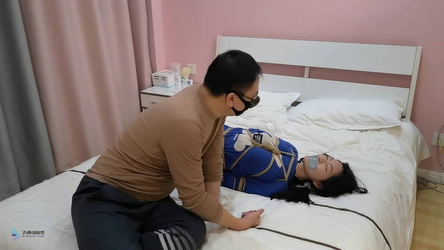 js原创视觉工作室视频新作之沐兮五花大梆全身紧缚超紧驷马胶带封觜挠痒！在线看！