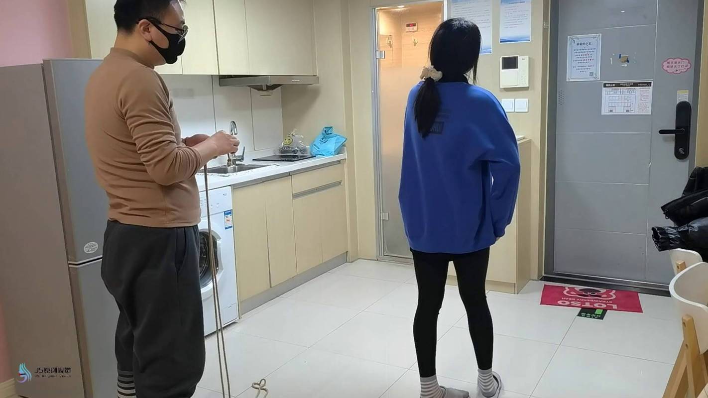 js原创视觉工作室视频新作之沐兮五花大梆全身紧缚超紧驷马胶带封觜挠痒！在线看！