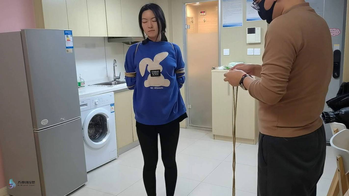 js原创视觉工作室视频新作之沐兮五花大梆全身紧缚超紧驷马胶带封觜挠痒！在线看！