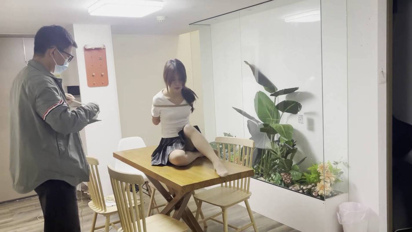 奥特曼也很酷放置视频新作之JK后手观音驷马放置马具口球强制抬头！在线看！