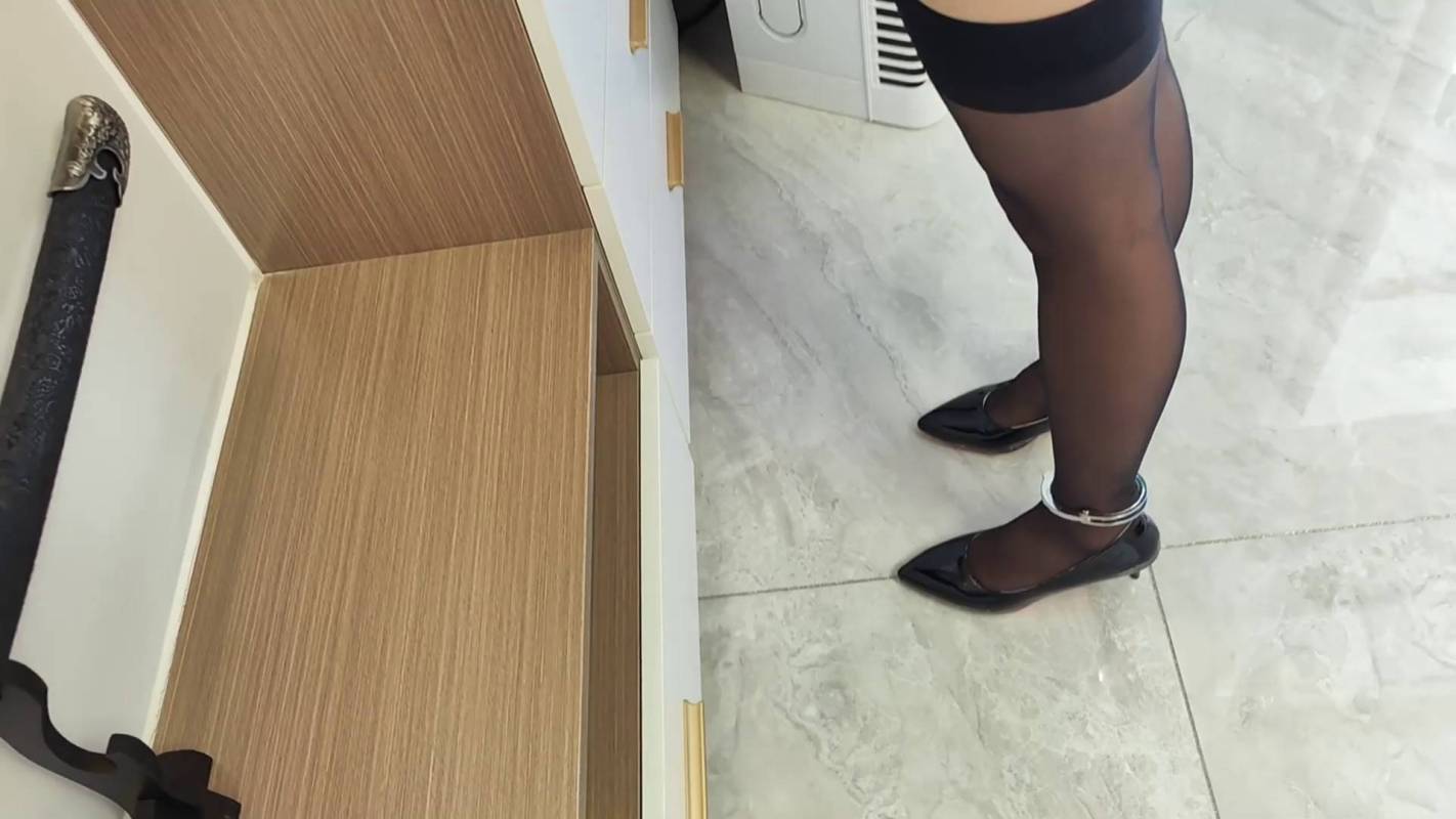 李大侠紧缚定拍新作之佳佳带手铐脚铐打扫卫生！在线看！