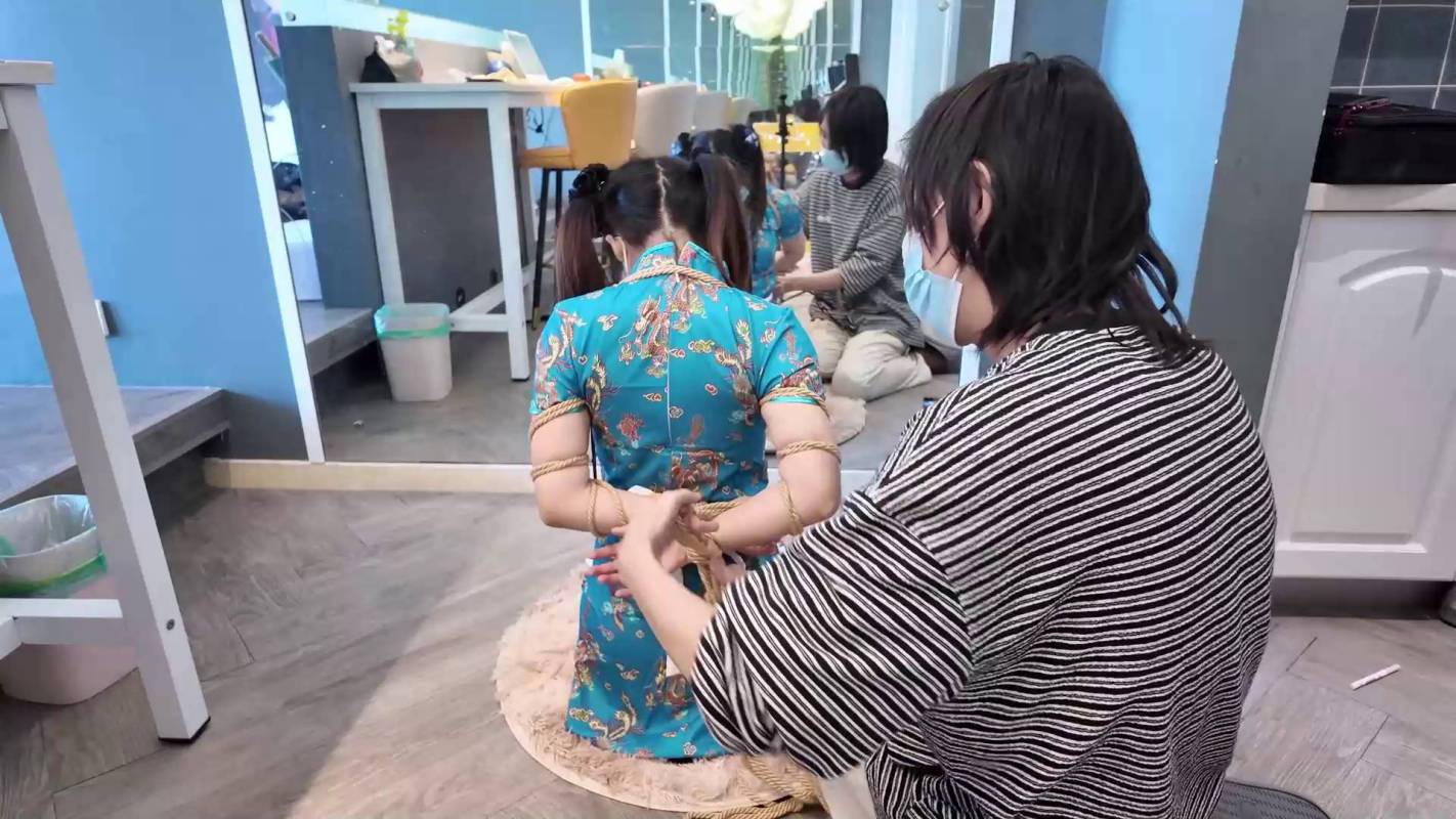 逍遥原创私人订制新作之踮脚澄阀兼职的双马尾萝莉服务生后再驷马烛台放置！在线看！