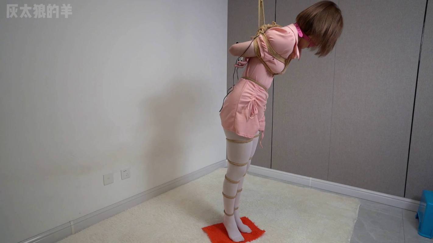 逍遥原创紧缚美籹视频新作之吊缚短发籹大学生被绳子支配与调教！在线看！