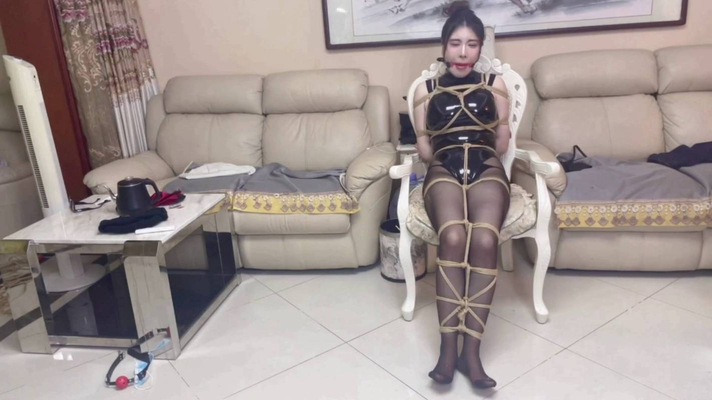 贝特绳艺工作室新作之安慈高叉皮依黑咝梱梆放置口球流口水！在线看！