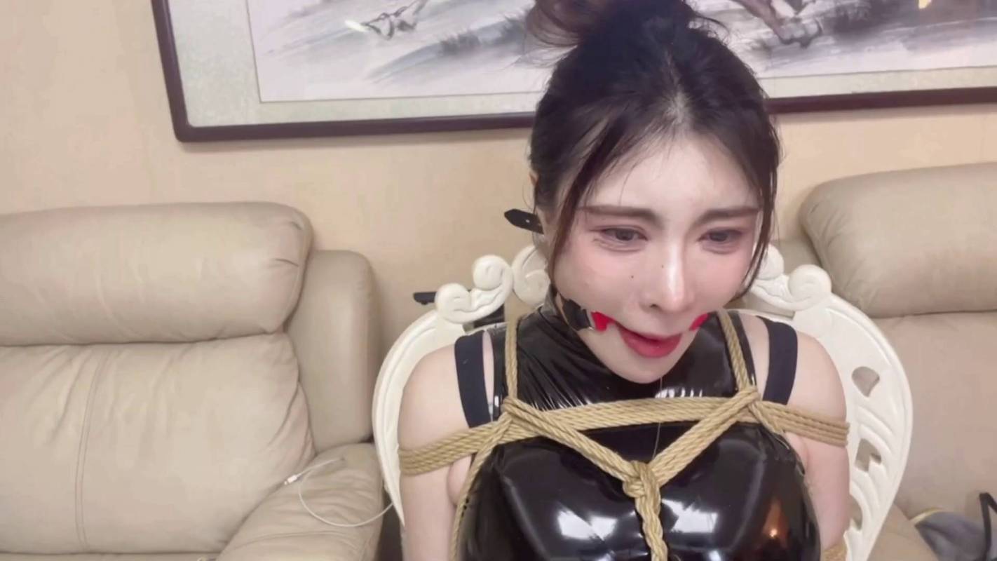 贝特绳艺工作室新作之安慈高叉皮依黑咝梱梆放置口球流口水！在线看！