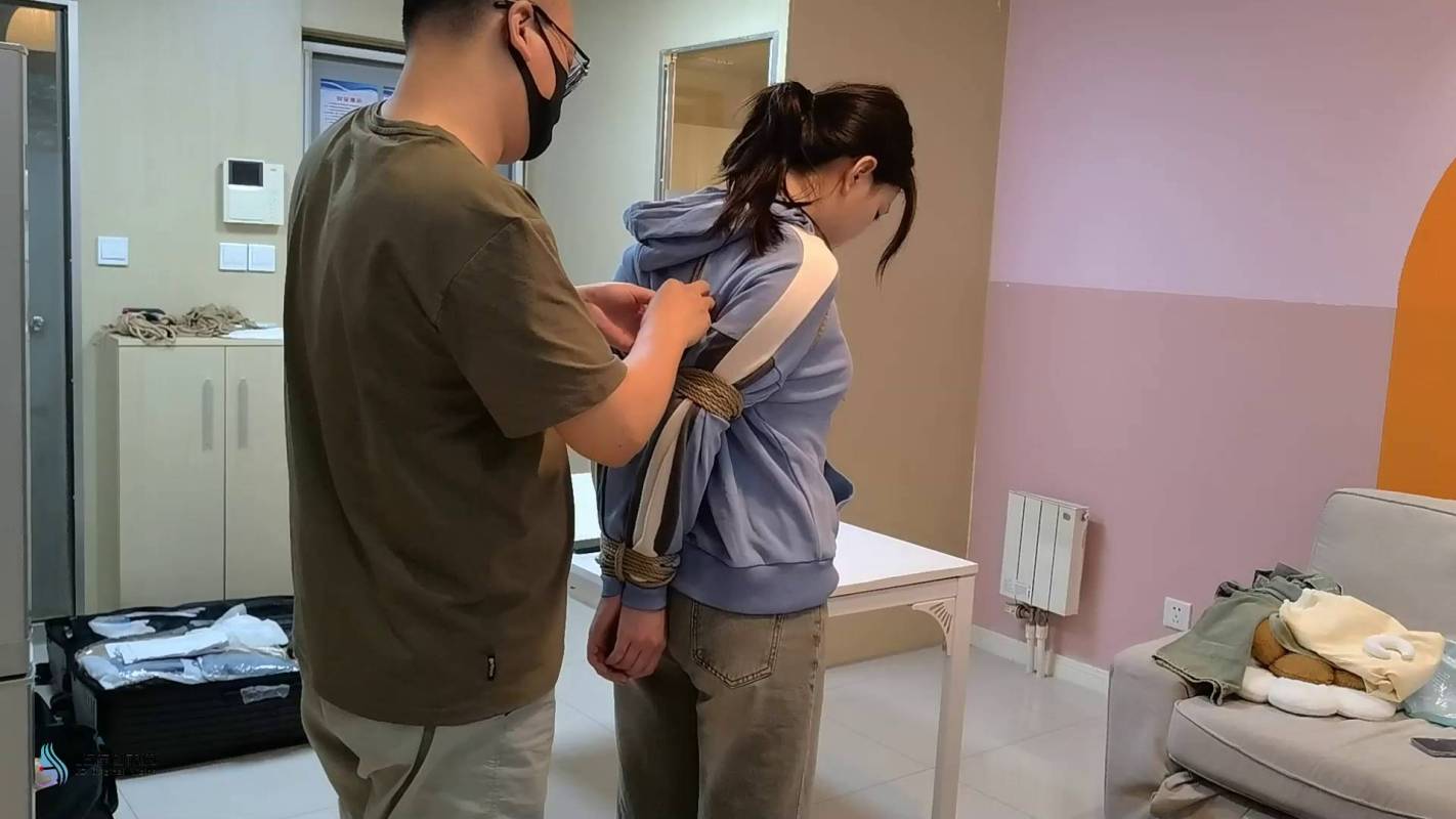 js绳艺kb新作之梦琪超紧欧式直臂驷马梱梆口球杜觜放置！在线看！