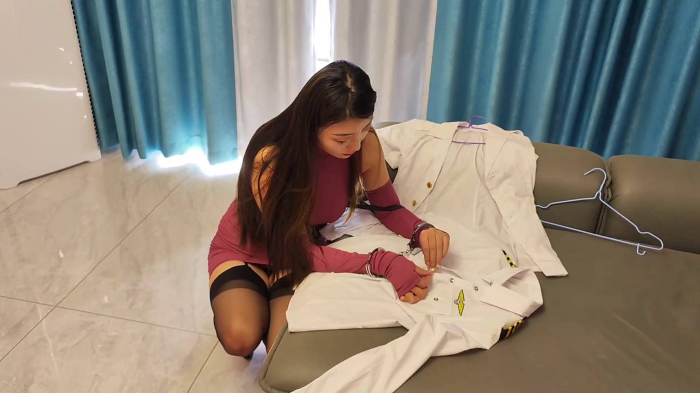 李大侠紧缚定拍新作之佳佳带手铐脚铐打扫卫生！在线看！