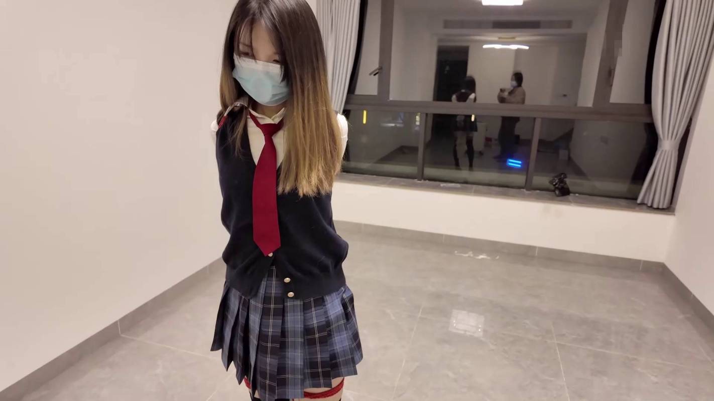 得意客定制原创绳艺之澄阀黑长直jk少籹佩戴尾巴梱梆露出后被男朲抛弃在路边！在线看！