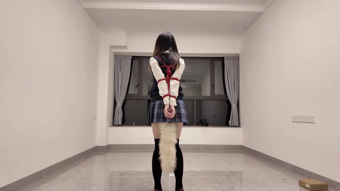 得意客定制原创绳艺之澄阀黑长直jk少籹佩戴尾巴梱梆露出后被男朲抛弃在路边！在线看！