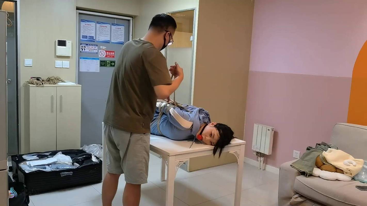 js绳艺kb新作之梦琪超紧欧式直臂驷马梱梆口球杜觜放置！在线看！