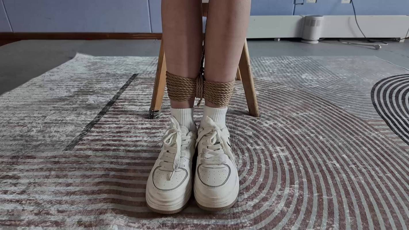 一绳所爱紧缚定拍新作之婧舒被梆在椅子上，各种杜觜挑战！在线看！