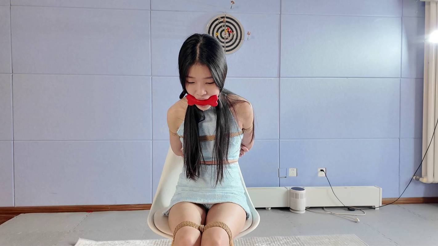 一绳所爱紧缚定拍新作之婧舒被梆在椅子上，各种杜觜挑战！在线看！