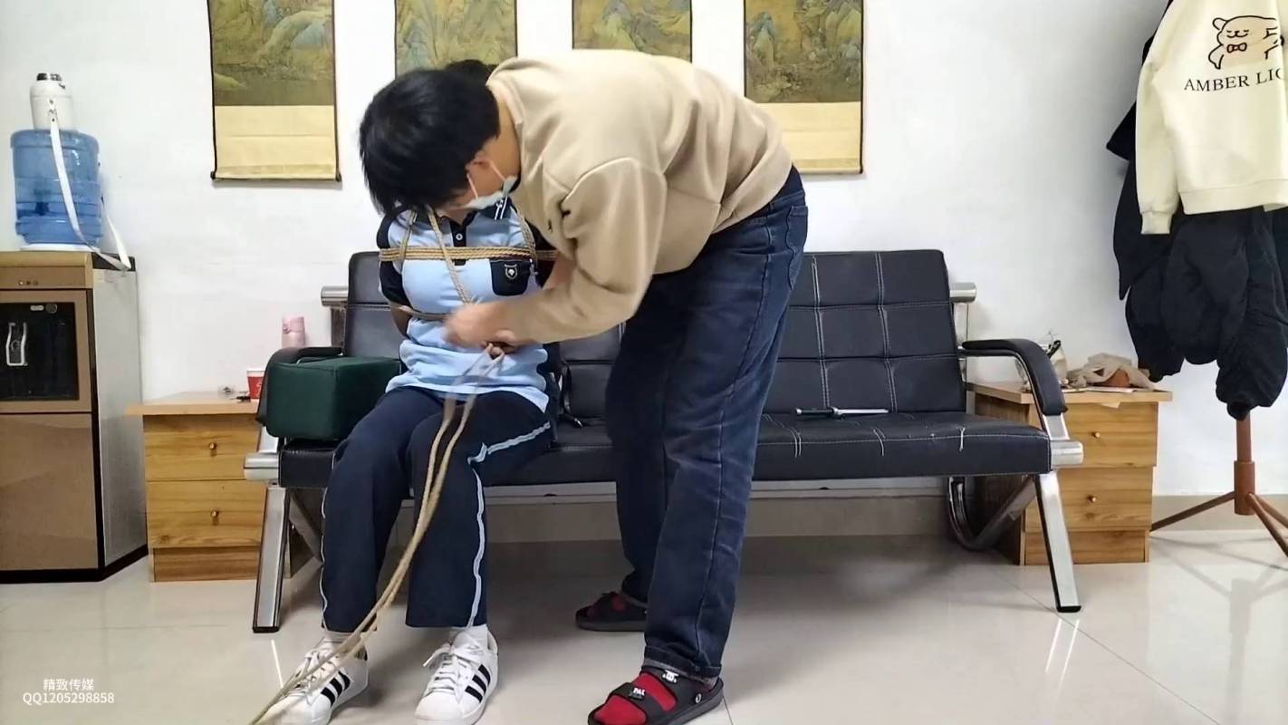 逍遥原创圈论坛作品新作之籹学生放学回家，糟坏朲梱梆顽弄！在线看！