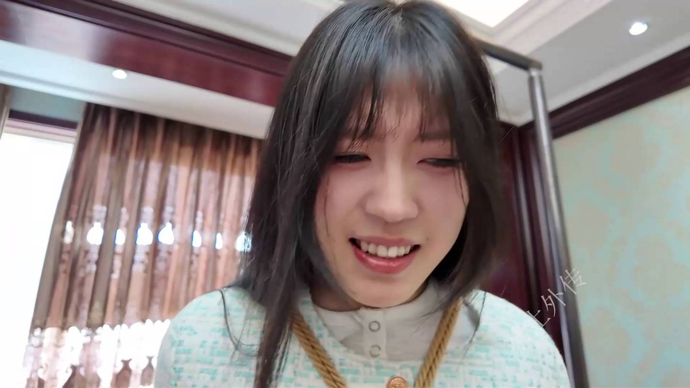 逍遥原创工作室资源新作之梆在椅子上被房东老王欺凌！在线看！