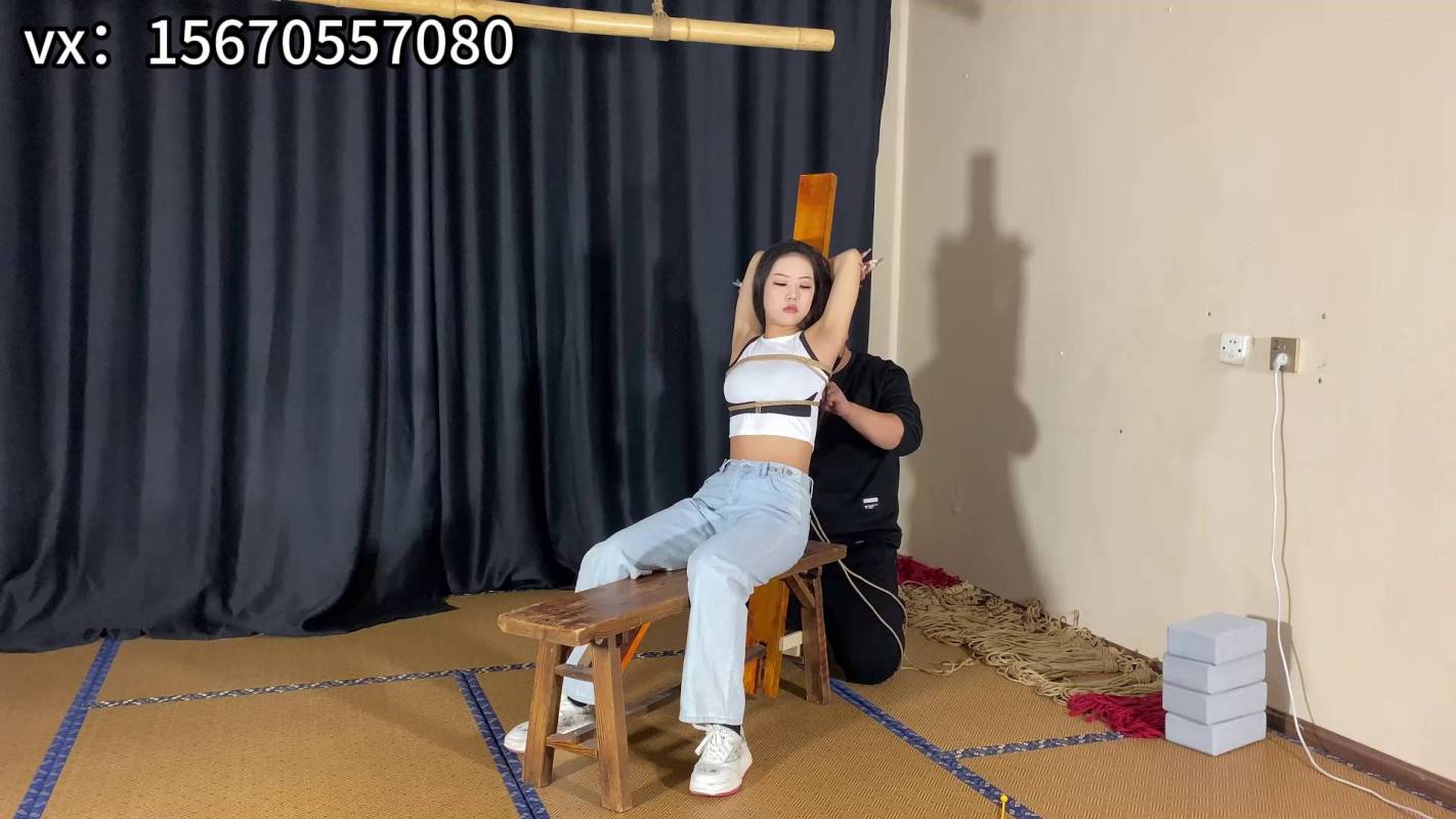 逍遥定制kb之家新作之若薇戴口球被梆在老虎凳上挠脚心！在线看！