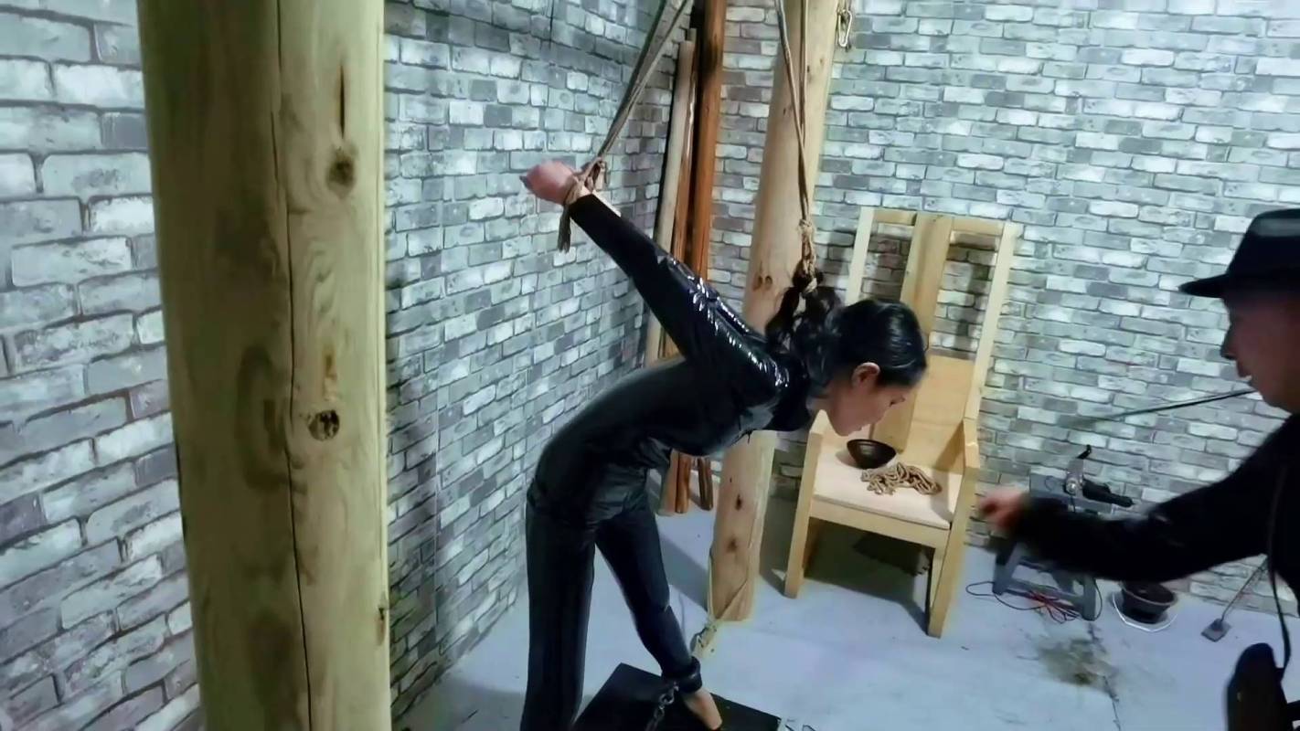 飞天原创绳艺新作之一棍子把她打yun！在线看！