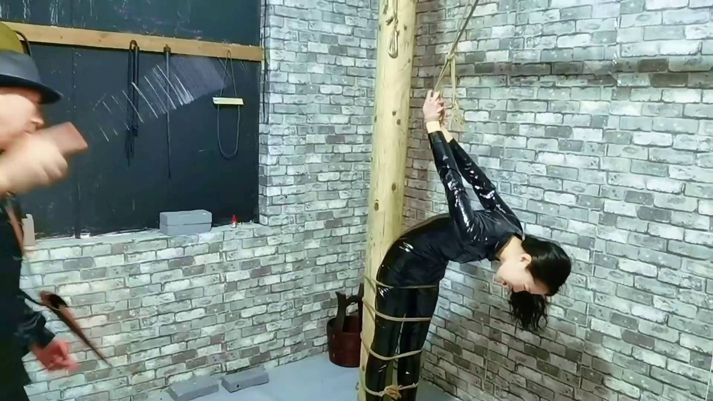 飞天原创绳艺新作之一棍子把她打yun！在线看！