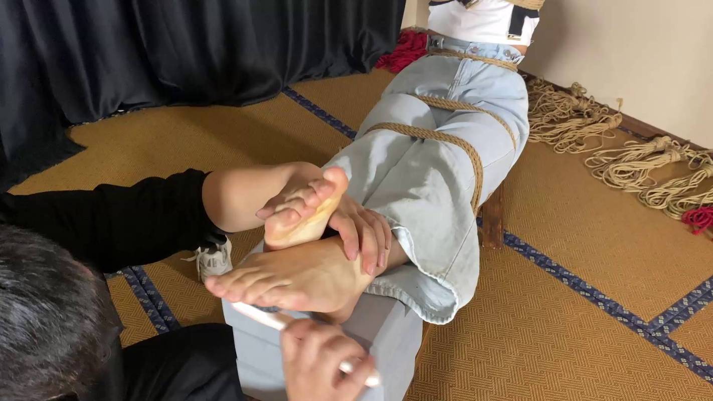 逍遥定制kb之家新作之若薇戴口球被梆在老虎凳上挠脚心！在线看！